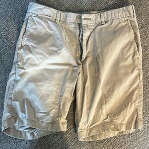 Men’s uniqulo medium waist 30-33 in khaki shorts